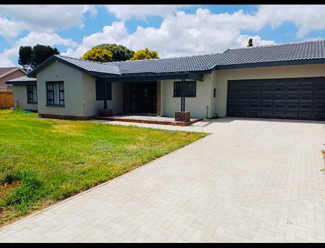 4 BEDROOM FREEHOLD FOR SALE IN BRACKENHURST